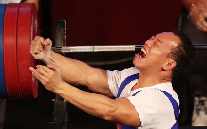 Niềm vui của VĐV Lê Văn Công sau khi giành HCB Paralympic Tokyo 2020. (Ảnh: Reuters).
