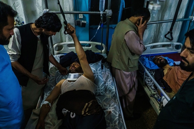 Cảnh tang thương sau các vụ đánh bom đẫm máu ở sân bay Kabul - Ảnh 1.