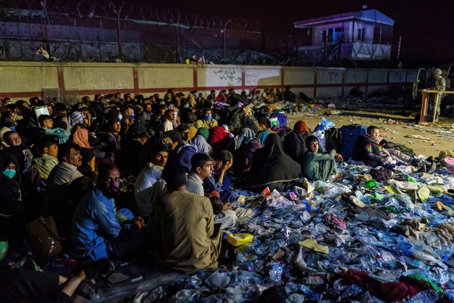 Cảnh tang thương sau các vụ đánh bom đẫm máu ở sân bay Kabul - Ảnh 4.