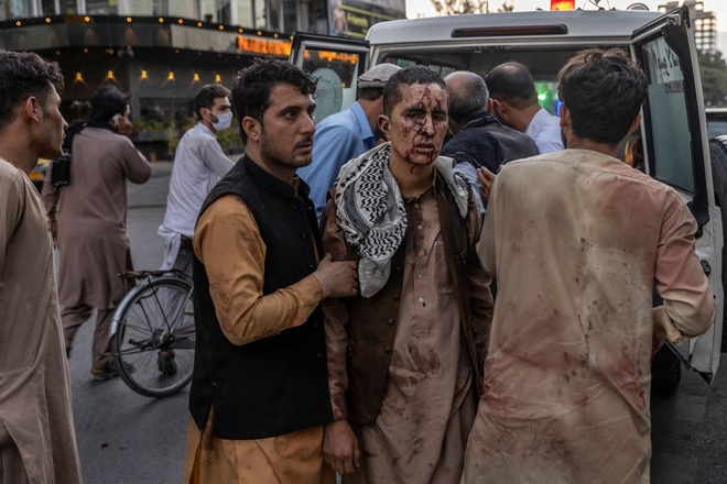 Cảnh tang thương sau các vụ đánh bom đẫm máu ở sân bay Kabul - Ảnh 6.