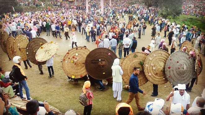 Bất chấp COVID-19, hàng trăm người vẫn dự lễ hội ném đá vào nhau tại Ấn Độ - Ảnh 3.
