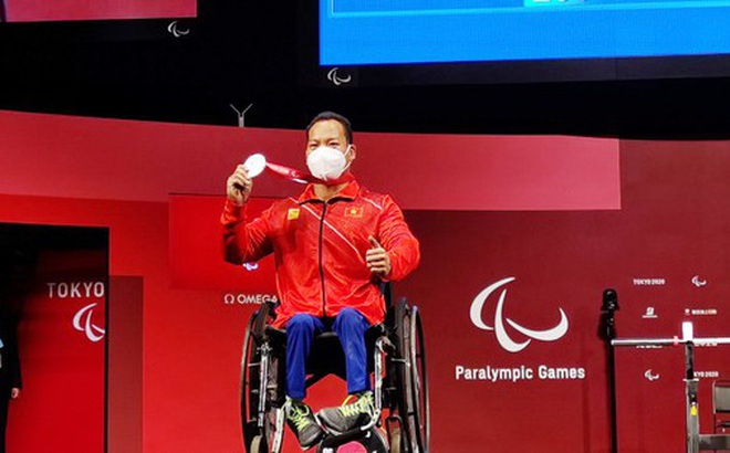 Lê Văn Công trên bục nhận HCB hạng cân 49kg nam tại Paralympic Tokyo 2020.