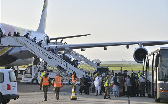 Người dân tới sân bay ở Melsbroek, Bỉ, sau khi được sơ tán khỏi Afghanistan ngày 24/8/2021. Ảnh: AFP/TTXVN