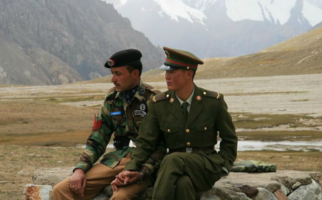 Lính biên phòng Trung Quốc và Pakistan nắm tay nhau tại đèo Khunjerab, một vị trí chiến lược ở biên giới phía bắc Pakistan và biên giới phía tây nam của Trung Quốc