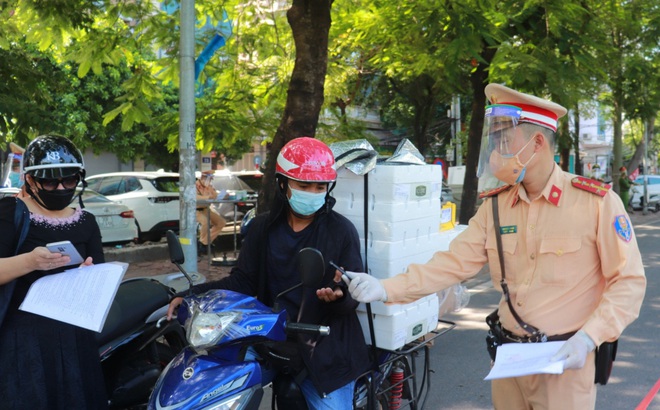 Tổ công tác liên ngành kiểm soát chặt người ra đường không có lý do.