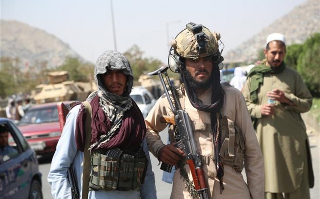 Các tay súng Taliban gác tại thủ đô Kabul, Afghanistan, ngày 16/8/2021. Ảnh: THX