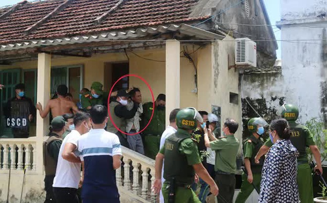 Hình ảnh lực lượng Công an tỉnh Nam Định bắt giữ Trần Văn Hựu, giải cứu thành công cô gái (con Hựu) - Ảnh Báo BVPL