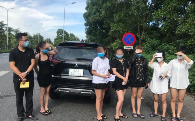 6 cô gái cùng tài xế xe 7 chỗ. (Ảnh: Văn Huế)