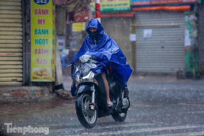 Phố phường Hà Nội ngập tứ bề sau cơn mưa lớn cuối ngày - Ảnh 1.