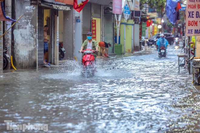 Phố phường Hà Nội ngập tứ bề sau cơn mưa lớn cuối ngày - Ảnh 11.