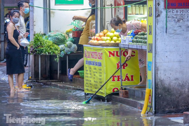 Phố phường Hà Nội ngập tứ bề sau cơn mưa lớn cuối ngày - Ảnh 14.