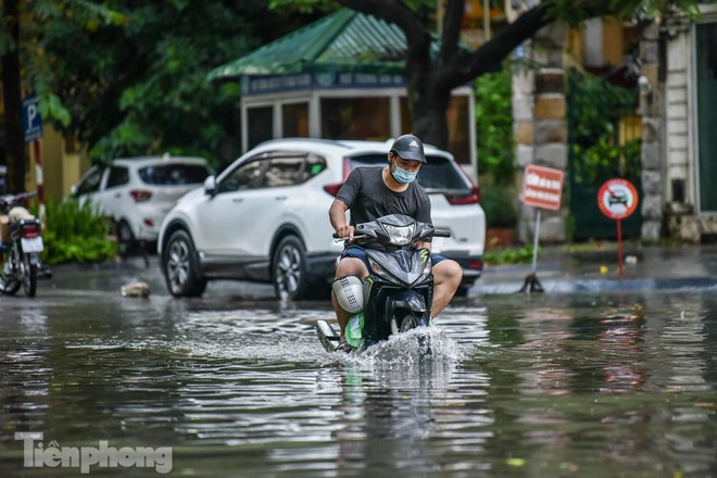 Phố phường Hà Nội ngập tứ bề sau cơn mưa lớn cuối ngày - Ảnh 15.