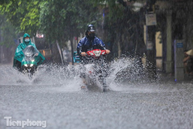 Phố phường Hà Nội ngập tứ bề sau cơn mưa lớn cuối ngày - Ảnh 3.