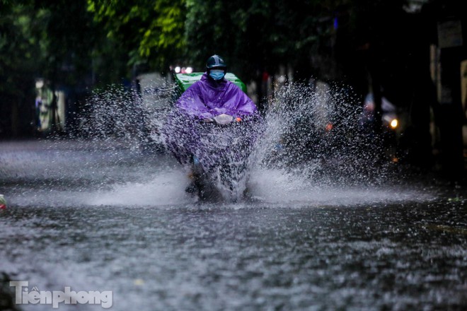 Phố phường Hà Nội ngập tứ bề sau cơn mưa lớn cuối ngày - Ảnh 5.