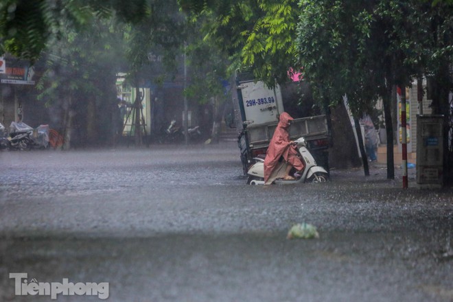 Phố phường Hà Nội ngập tứ bề sau cơn mưa lớn cuối ngày - Ảnh 6.