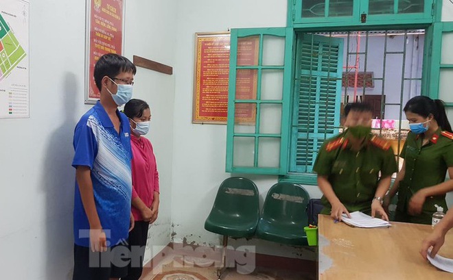 2 nhân viên y tế huyện Hưng hà, tỉnh Thái Bình nhận tiền hối lộ để giúp công nhân "thông chốt kiểm dịch - Ảnh: Hoàng Long