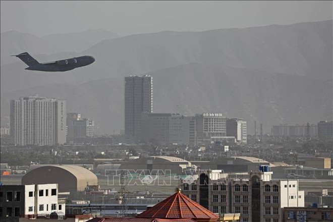 Kẻ đánh bom sân bay Kabul vượt vòng kiểm soát của lính Mỹ, chờ đến phút cuối để ra tay - Ảnh 2.