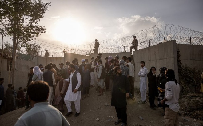 Lính thuỷ quân lục chiến Mỹ đứng trên hàng rào thép gai giám sát sân bay Kabul ngày 22/8. Ảnh: NYTIMES