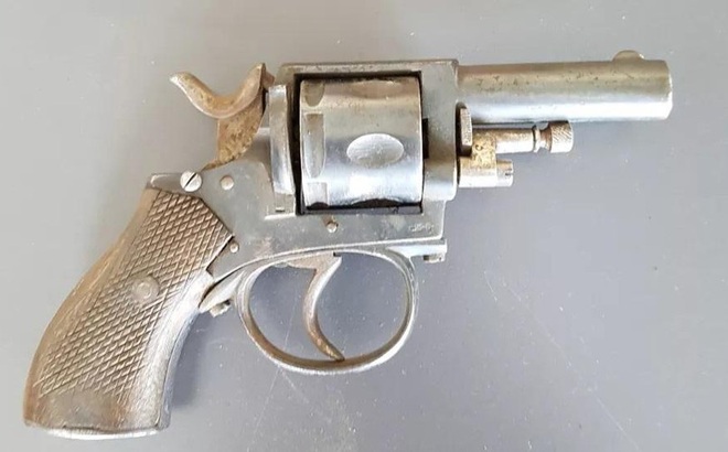 Khẩu súng lục từ thời Đức quốc xã được tìm thấy trong hộc đồ bí mật