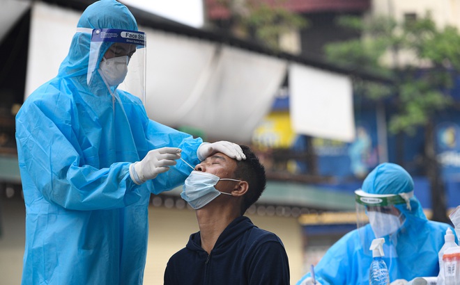 Nhân viên y tế lấy mẫu cho người dân ở Hà Nội. Ảnh: Đỗ Linh.