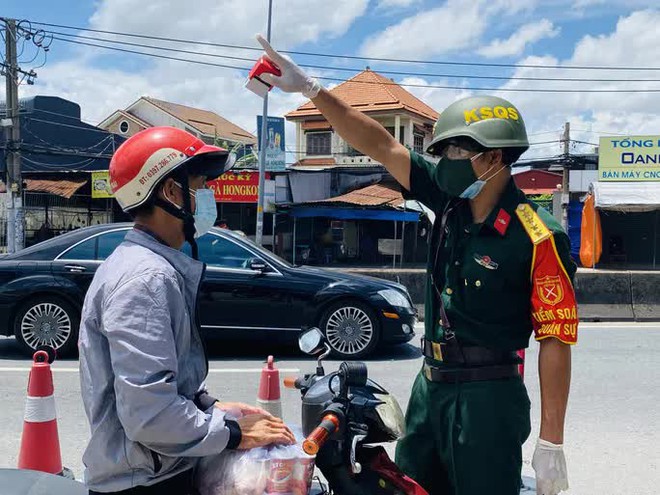 CLIP: Người đi đường lý sự với tổ công tác ở cửa ngõ TP HCM - Ảnh 2.