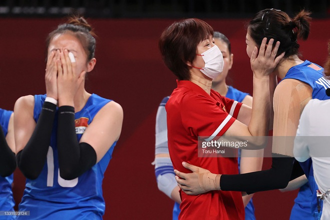 VĐV Trung Quốc khóc như mưa, cúi rạp người chia tay HLV huyền thoại ở Olympic Tokyo 2020 - Ảnh 4.