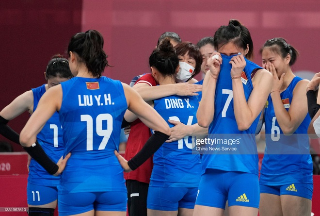 VĐV Trung Quốc khóc như mưa, cúi rạp người chia tay HLV huyền thoại ở Olympic Tokyo 2020 - Ảnh 5.