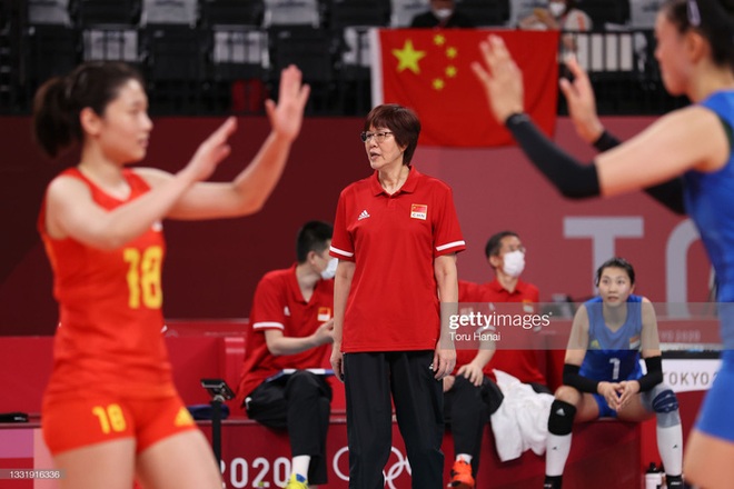 VĐV Trung Quốc khóc như mưa, cúi rạp người chia tay HLV huyền thoại ở Olympic Tokyo 2020 - Ảnh 10.