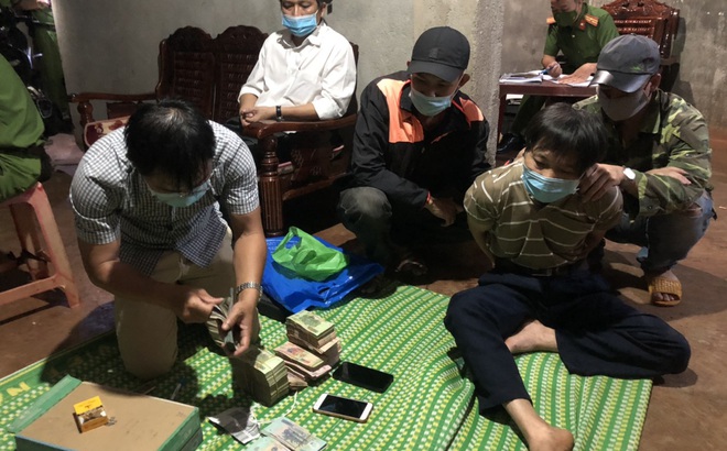 Lực lượng công an bắt quả tang đối tượng Nhuyễn Văn Sơn đang nhận tiền của lãnh đạo Công ty Nam Nung.