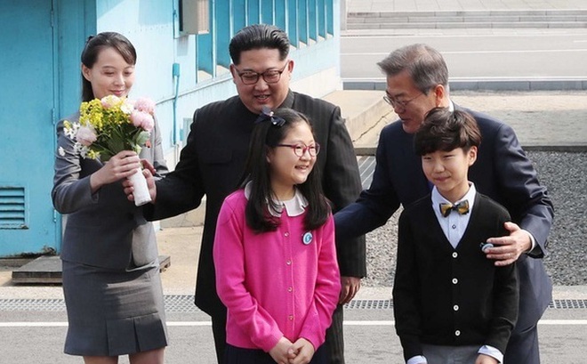 Bà Kim Yo-jong cùng Chủ tịch Triều Tiên Kim Jong-un gặp gỡ Tổng thống Hàn Quốc Moon Jae-in. (Ảnh: Newsweek)