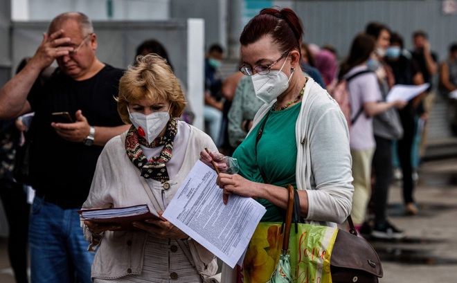 Người dân xếp hàng bên ngoài trung tâm tiêm vaccine ngừa Covid-19 tại Công viên Sokolniki ở thủ đô Moscow của Nga. Ảnh: AFP