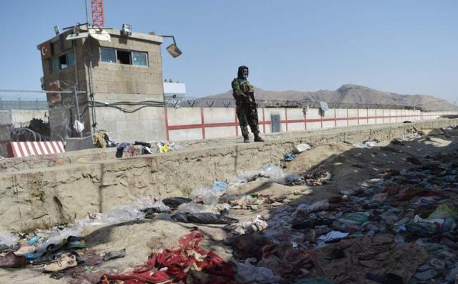 Tay súng Taliban đứng gác tại nơi xảy ra vụ đánh bom kinh hoàng khiến ít nhất 183 người chết.