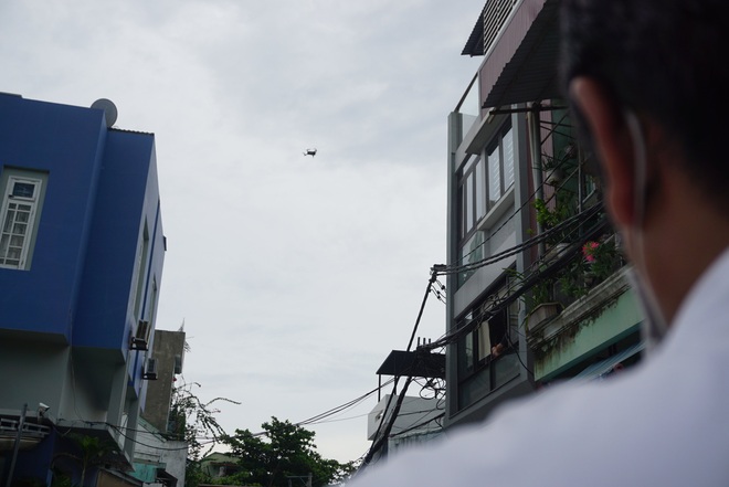 Cận cảnh flycam tuần tra giám sát người dân Đà Nẵng ai ở đâu thì ở đó - Ảnh 8.