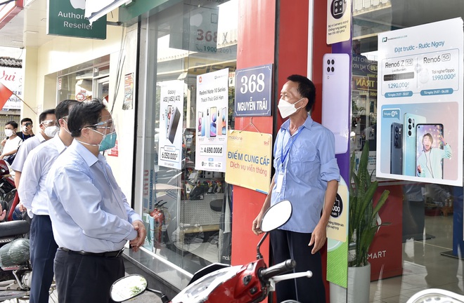 Thủ tướng kiểm tra đột xuất ổ dịch Thanh Xuân Trung, chỉ đạo 2 việc cần làm ngay - Ảnh 3.