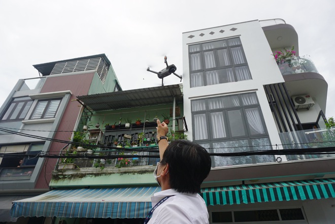 Cận cảnh flycam tuần tra giám sát người dân Đà Nẵng ai ở đâu thì ở đó - Ảnh 3.