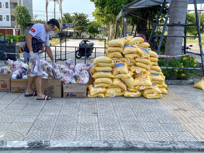 Khoảnh khắc chàng thanh niên nằm thiếp đi giữa đống rau củ chất cao xung quanh khiến tất cả xúc động - Ảnh 4.