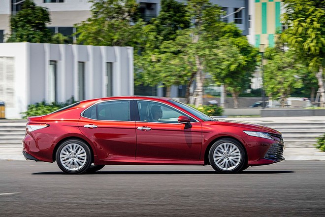 Toyota Camry hạ giá cực sâu: Cú ra đòn tất tay - ẩn sau đó là gì? - Ảnh 5.