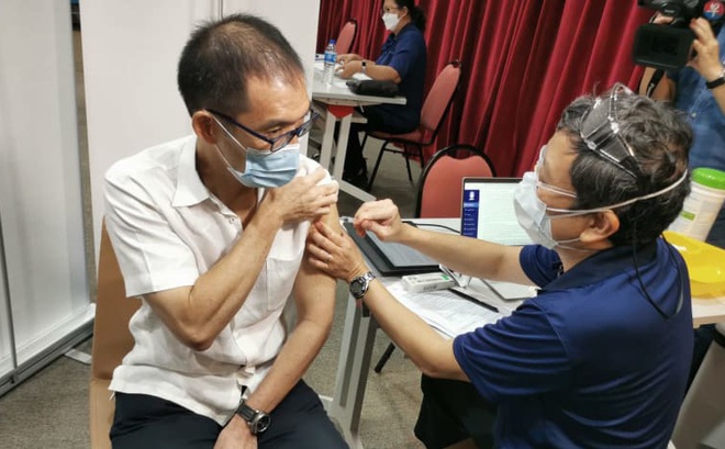 Ông Lam Pin Kee, 58 tuổi, nhận liều vắc-xin Sinopharm COVID-19 tại Bệnh viện Gleneagles. (Ảnh: Jalelah Abu Baker)