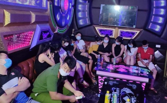 30 đối tượng tụ tập sử dụng ma túy trong quán karaoke. (Ảnh: Công an tỉnh Phú Thọ)