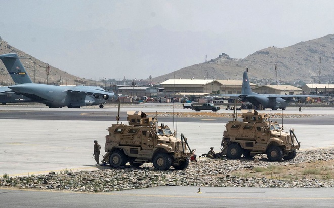 Binh sĩ Mỹ cùng vũ khí, trang bị làm nhiệm vụ bảo đảm an ninh cho chiến dịch sơ tán công dân ở sân bay Kabul. Ảnh: Reuters
