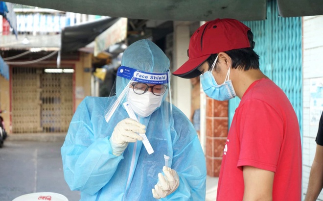 Cán bộ y tế hướng dẫn người dân lấy mẫu xét nghiệm ở Hà Nội.
