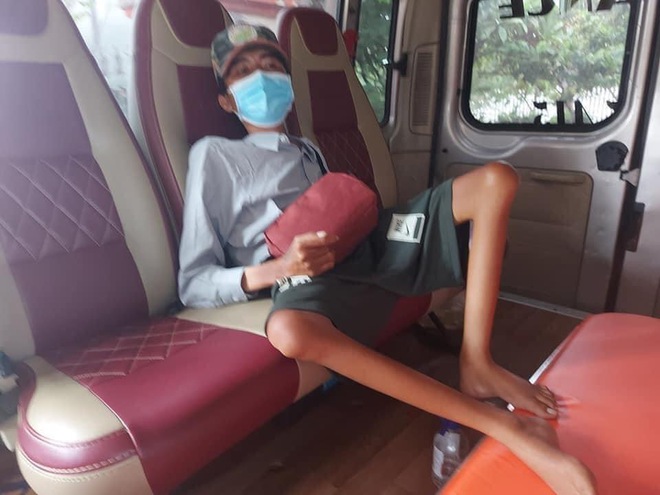 Rớt nước mắt cảnh chàng trai một mình đi xe lăn 7 ngày từ Sài Gòn về Phú Yên: Anh ấy ngồi còn không vững - Ảnh 5.