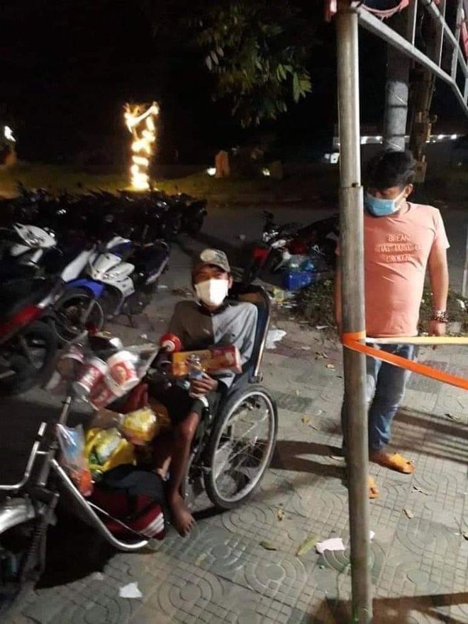 Rớt nước mắt cảnh chàng trai một mình đi xe lăn 7 ngày từ Sài Gòn về Phú Yên: Anh ấy ngồi còn không vững - Ảnh 1.