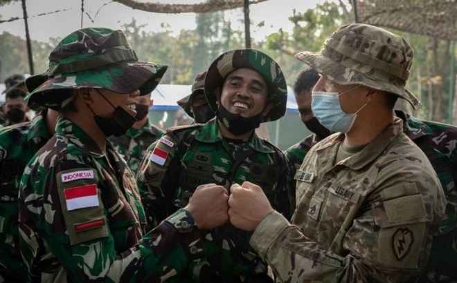 Binh sỹ Mỹ và binh sỹ Philippines trò chuyện trong giờ giải lao tại cuộc tập trận Lá chắn Garuda. Ảnh: Facebook