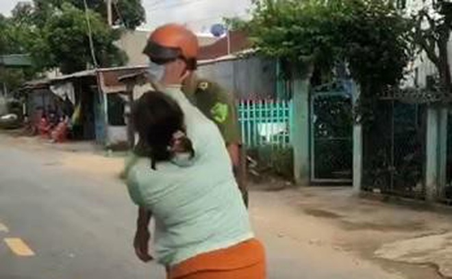 Bà Tuyền đánh một công an viên