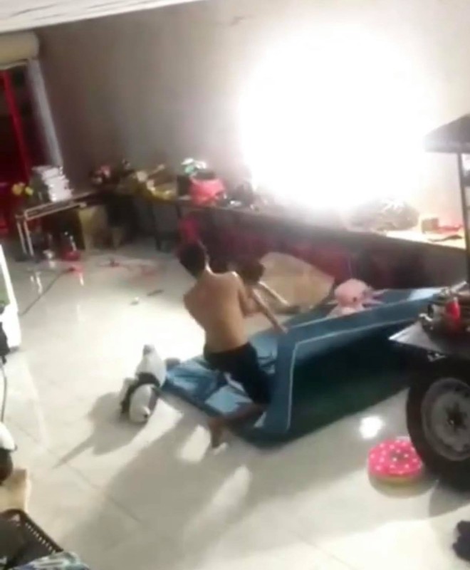 Thông tin mới nhất vụ bé trai bị đánh dã man ở Bình Dương: Kẻ ra tay là cha dượng, mới dọn về ở cùng vợ hờ - Ảnh 2. Thông tin mới nhất vụ bé trai bị đánh dã man ở Bình Dương: Kẻ ra tay là cha dượng, mới dọn về ở cùng vợ hờ - Ảnh 2.