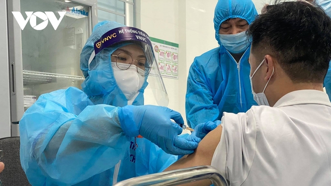 Tiêm vaccine Sinopharm, Pfizer, Moderna ở Việt Nam đặc biệt lưu ý 1 điều!; Phó Thủ tướng TQ báo động Covid-19 ở thủ đô - Ảnh 1.