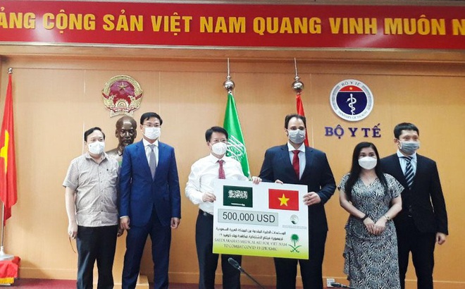 Lễ trao tặng tượng trưng số vật tư y tế trị giá 500.000 USD Ả-rập Xê-út hỗ trợ Việt Nam. (Ảnh: Mofa)