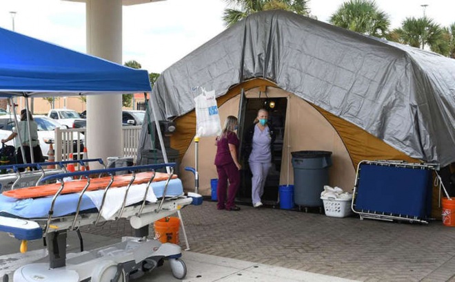 Các y tá làm việc tại khu lều điều trị bên ngoài phòng cấp cứu Trung tâm y tế Holmes, Malbourne, Florida, Ảnh: CNN