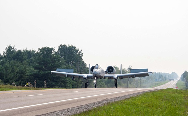 Máy bay quân sự A-10C Thunderbolt II hạ cánh trên đường cao tốc tại Michigan. Ảnh: Daily Mail